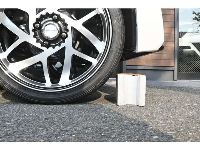 ■バックからの駐車もご安心を■当社販売車両は、一般的な車輪止めの高さ(13cm)以上のクリアランスを確保してます！(※一部車種・車高調装着車は除く)立駐のスロープも問題なく利用出来ますのでご安心を！