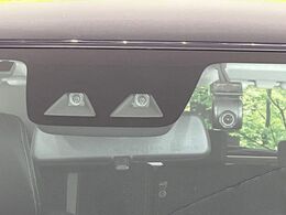 【スマートアシスト】走行中に前方の車両等を認識し、衝突しそうな時は警報とブレーキで衝突回避と被害軽減をアシスト。より安全にドライブをお楽しみいただけます。