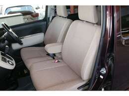 上級グレードらしい豪華な室内です。キズや汚れもないくキレイな状態をキープしています。シートにスレや汚れ、ヘタリもなく気に入っていただけると思います。