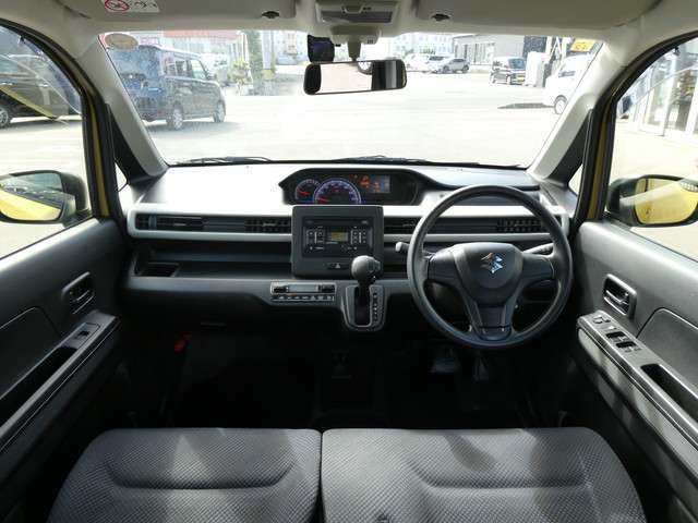 インパネ画像です。ガラスが大きく広い視界が確保されているのですごく運転しやすいです。落ち着いた印象のインパネデザインですので、年代を問わずどなたにでも馴染みやすいですよ♪