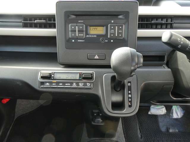 すっきりとまとまった使いやすいエアコンパネルデザインです♪オートエアコン機能がついていますので温度を設定しておけば室内は快適そのもの！