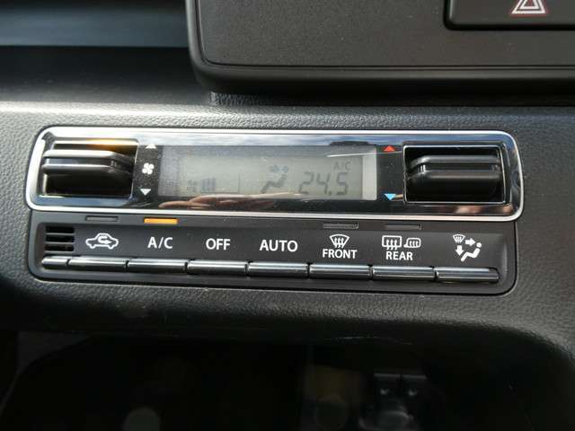 オートエアコン付き♪温度を設定しておくだけで自動的に適温に保ってくれる便利な機能です♪