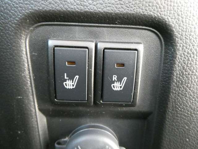 運転席と助手席にシートヒーターがついております。寒い日でも座面を温めてくれるスグレモノです！冷え性の女性にオススメの装備です♪