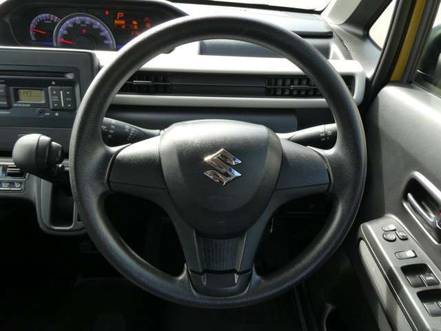 スズキの社名ロゴが輝くハンドル周りです！中古車ですので多少のスレはございますが、全体的にキレイなハンドル周りとなっています。