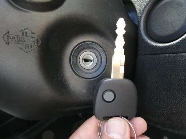 鍵にはキーレスエントリーを搭載しております。ボタン操作1つで簡単にドアの施錠・解錠ができるので、車の乗り降りの際にもたつくことがありません！
