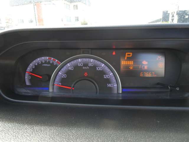 自発光式で視認性に優れたスピードメーターです！スポーティでスタイリッシュなデザインが特徴なので、運転するのが楽しくなりそうですね♪