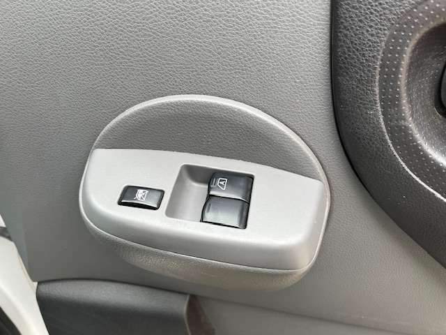 自社認証整備工場にて納車前に徹底的にお車を点検致します。車検整備付車両は「車検整備一式」、車検ありの車両は「法定12カ月点検整備一式」を実施いたしますのでご安心ください。全車点検整備記録簿が付きます。