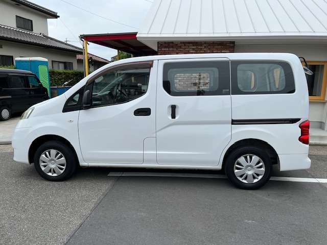 自社認証整備工場にて納車前に徹底的にお車を点検致します。車検整備付車両は「車検整備一式」、車検ありの車両は「法定12カ月点検整備一式」を実施いたしますのでご安心ください。全車点検整備記録簿が付きます。