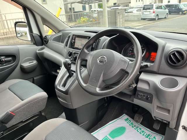 自社認証整備工場にて納車前に徹底的にお車を点検致します。車検整備付車両は「車検整備一式」、車検ありの車両は「法定12カ月点検整備一式」を実施いたしますのでご安心ください。全車点検整備記録簿が付きます。