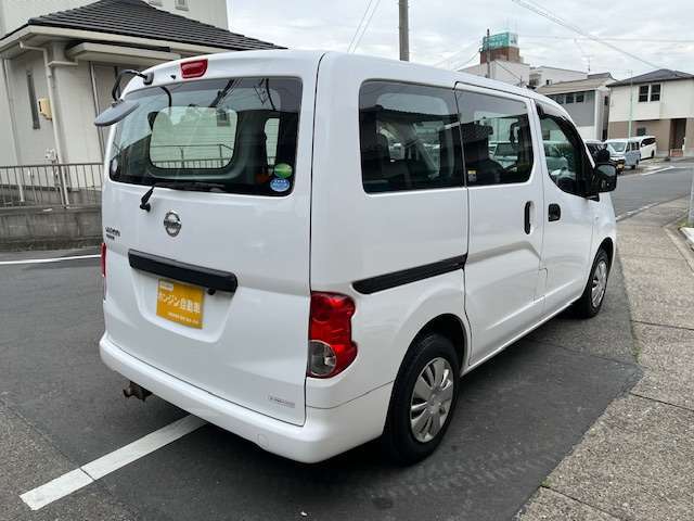 自社認証整備工場にて納車前に徹底的にお車を点検致します。車検整備付車両は「車検整備一式」、車検ありの車両は「法定12カ月点検整備一式」を実施いたしますのでご安心ください。全車点検整備記録簿が付きます。