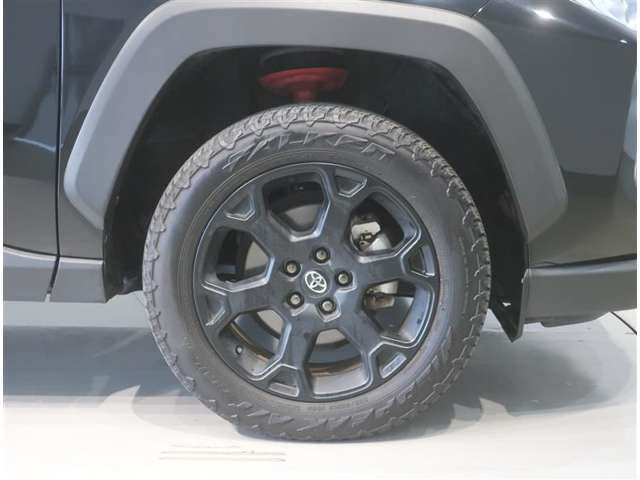 純正のアルミホイール装着車です。タイヤサイズは225/60R18です。