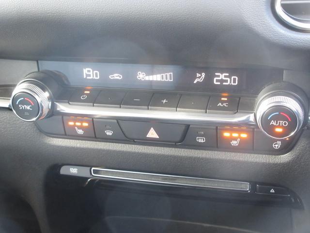 余計な操作の手間が無いフルオートエアコン。視線の移動や手を動かす必要がないということは、安全装備のひとつとも言えるでしょう。