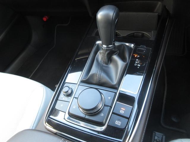 ナビ＆オーディオ操作ダイヤル「コントロールコマンダー」は自然と手の触れる位置に配置されています。目線を外すことなく手元で操作できます。