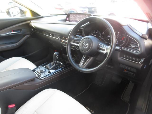 こだわりぬいたオルガン式アクセルペダルや上下前後に調整可能なステアリング、シートリフターなど最適なドライビングポジションにもこだわっています。