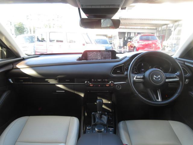 左右対称なレイアウトと水平基調の造形によってクルマとの一体感が強調され、運転への意識が自然と高まっていく、心地よい空間となっています。