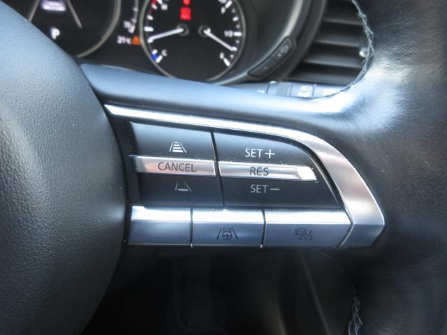 前走車両の速度に合せて、自車の速度を調整できる「MRCC（マツダレーダークルーズコントロール）」を装備しています。