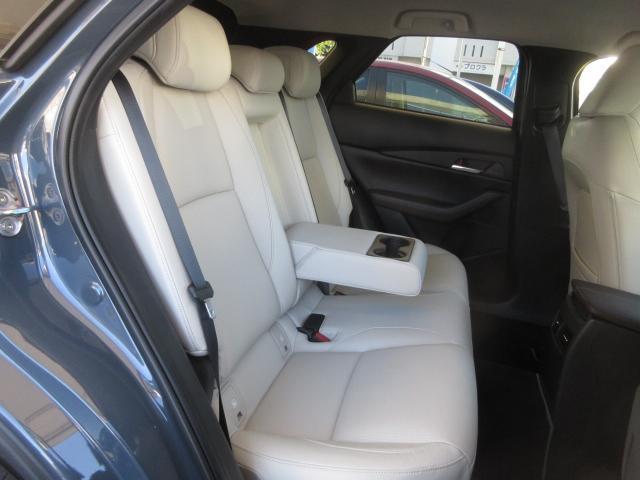 後部座席も広々スペースです。大きな座面でリクライニング無しでもゆったりロングドライブをお楽しみいただけます。