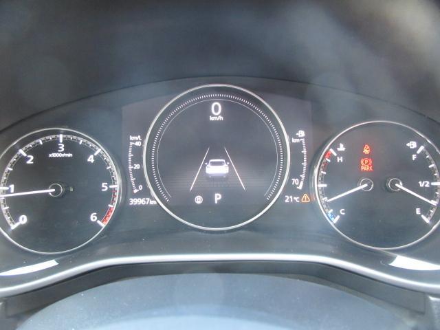 中央のメーターを軸とし、「左右対称」を意識してデザインされたメーターパネル。ドライバーへ中心軸を意識させ、「どこまでも走っていきたい」と思わせてくれるデザインです。