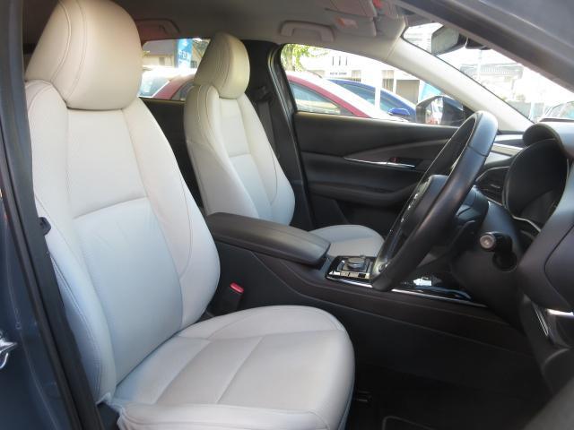 フロントシートは心地よいフィット感と程よいホールド性能を両立させ、今までになく快適にドライブを楽しんでいただける、マツダ自慢のシートです！