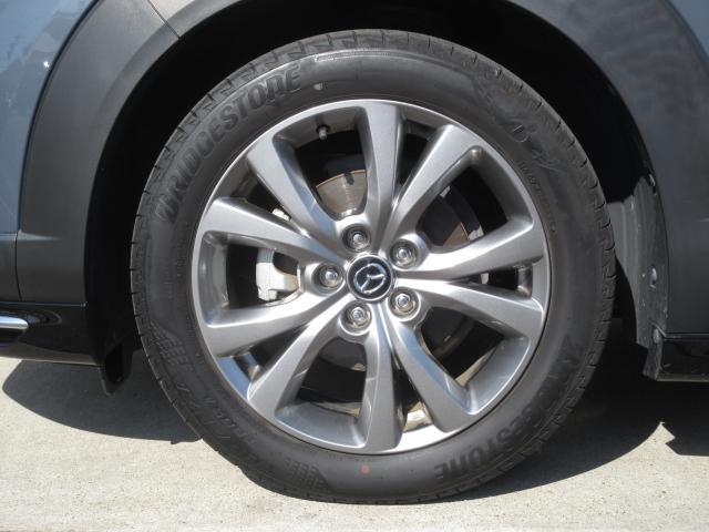 18インチ純正アルミホイールを装備。タイヤサイズは215/55R18となります。