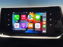 ●Apple　Car　Play：スマホとの有線接続で、ナビ・オーディオ再生などスマホのアプリ機能が画面でも使える便利機能です！