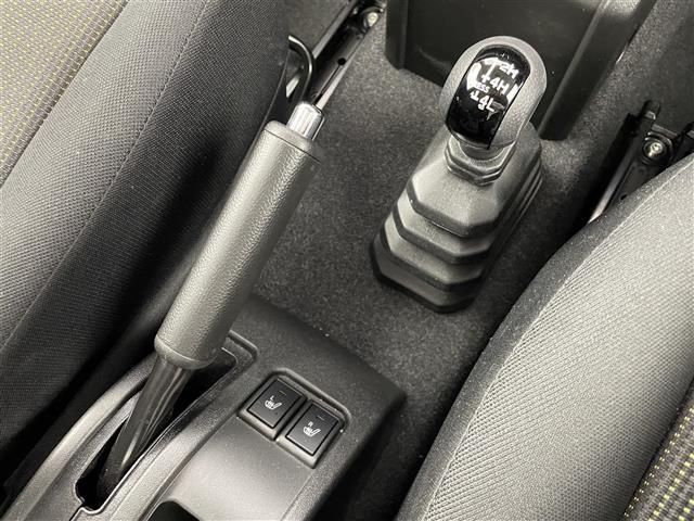 【4WD MODE/スイッチ】必要に応じてそれぞれのモードに切り替えていきます！悪路や高速道路などパワーが必要なところは4WDで！！街乗りなどは2WDで！！用途によって切り替えられて便利です♪