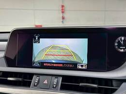 【カラーバックモニター】を装備しております。リアの映像がカラーで映し出されますので日々の駐車も安心安全です。