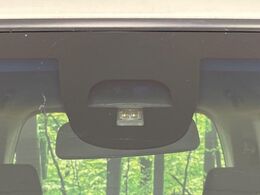 【シティブレーキアクティブシステム】低速走行中に前方の車両等を認識し、衝突しそうな時は警報とブレーキで衝突回避と被害軽減をアシスト。より安全にドライブをお楽しみいただけます。