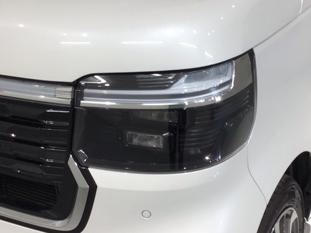 LEDヘッドライトは、点灯の瞬間から最大光量を発揮し、突然暗くなるトンネルなどでの安定感を高めます。