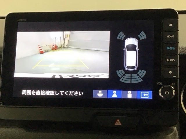 リバースギアに入れるだけで後方の表示へ切り替わります。夜間や雨の日の駐車も楽になりますよ。