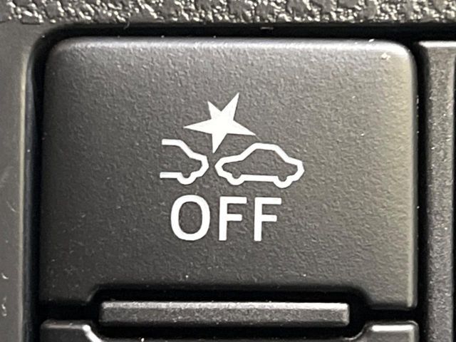 【スマートアシスト】走行中に前方の車両等を認識し、衝突しそうな時は警報とブレーキで衝突回避と被害軽減をアシスト。より安全にドライブをお楽しみいただけます。