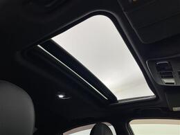 【サンルーフ】天井から太陽の穏やかな光や、爽やかな風を取り込むことができます！頭上のスイッチで開閉可能なので、夜はロマンチックに星を眺めながら夜風にあたって過ごすことができます。