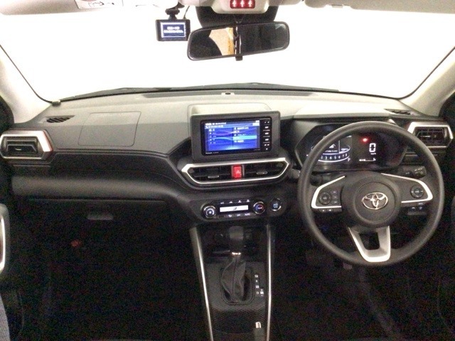 【前方視界】開放的な前方視界！運転がしやすく疲れにくいです♪窓が大きく、見通しがとっても良いおクルマですよ♪