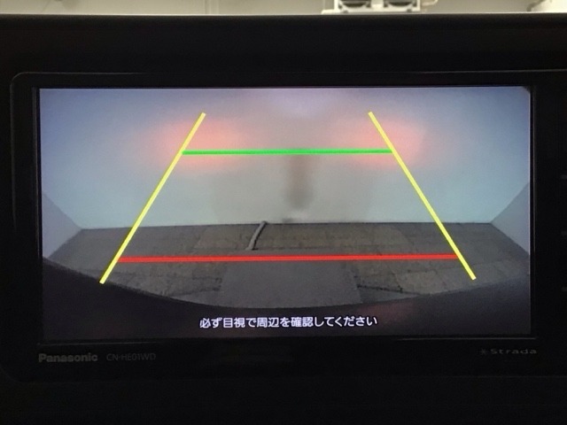 【バックカメラ】運転が苦手な方も車庫入れラクラクです！ギアをリバースに入れれば自動的に切り換わりますので、面倒な操作は不要です♪狭い駐車場もお車を傷つけず安心ですね！