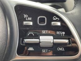 ●レーダークルーズコントロール：前の車との車間距離を一定にとりつつ、一定速度で自動走行してくれる次世代のクルーズコントロール！主に高速道路や自動車専用道路で使用する便利な機能です！