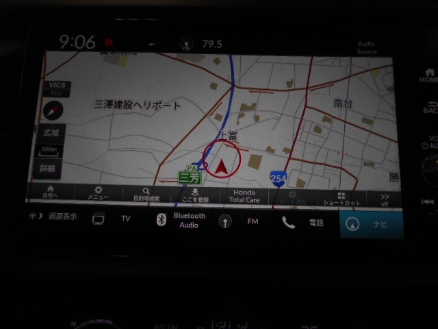 【ナビゲーション】　ホンダコネクトディスプレイを装備しております！インパネ内にスッキリとビルトイン装着されておりますので、運転時に視界の妨げになる事もありません。