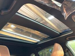 【ガラスルーフ】ガラスルーフ搭載で車内の解放感が一気にアップ！開放的なドライブをお楽しみいただけます。