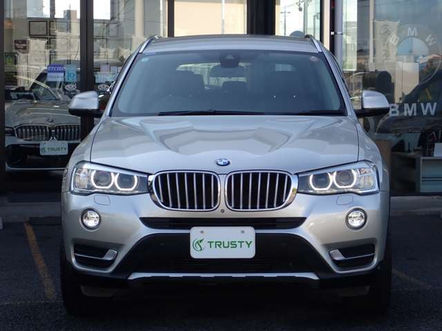 BMW在庫保有台数常時100台以上！ご来店の際はBMW本店（厚木市下荻野140-1）にご来店ください！弊社自慢の全天候型ショールーム！BMW在庫保有台数常時100台以上ございます！