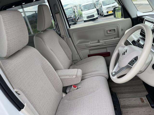 フロントシートはベンチシートです。インパネシフトで足元は広々。運転席と助手席はウォークスルーできます。