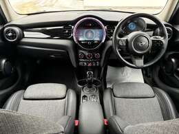 運転席及び助手席におかけになっている瞬間をイメージしてみてください。重厚感のある室内空間は外からの音を遮断し、唯一のプライベート空間を演出しております。