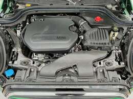 エンジンルームは前オーナー様の丁寧な使用感を感じられる状態です。オイルの滲みや漏れ等は当然なく、お渡し前にもしっかりとした点検整備を実施いたします。