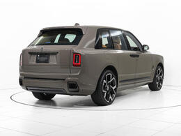 外装色はEmperador Truffle、内装色はTan/Blackの組み合わせが上品かつ力強い印象を演出