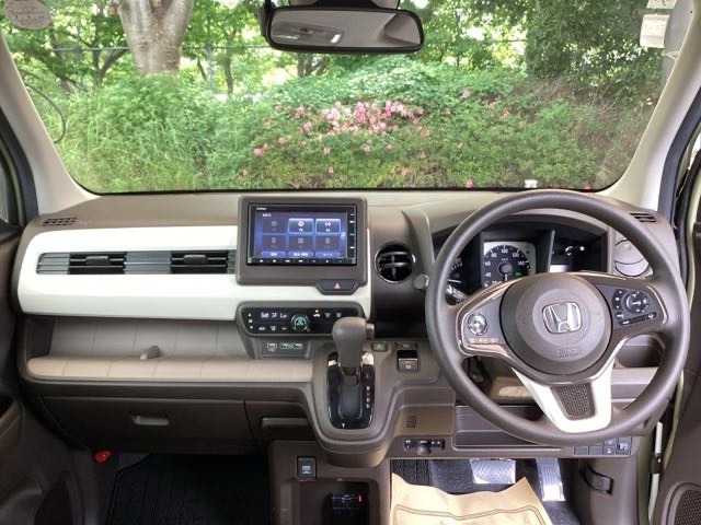 フロントガラスが大きく、ワイドな視界で運転もしやすくなるように、設計されています。