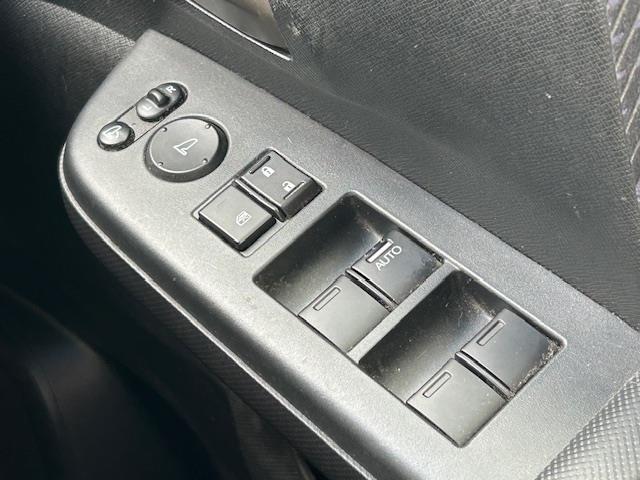 【運転席各種スイッチ】パワーウィンドウ、電動格納ミラー、電動スライドドア搭載車、安全装置搭載車などのスイッチの操作が可能。