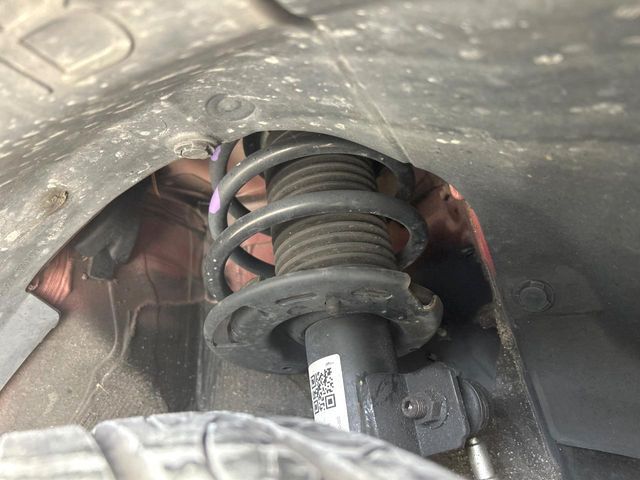 お車を安心してお乗りいただく為には、足回りの定期点検が欠かせません。サービスサポート（有償保証）では無料点検もご提供しており、安心のカーライフをお過ごしいただけるサポート体制が整っています。