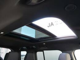 【パノラミックルーフ】車内に気持ちいい自然光が差し込み、頭上に広がる風景をお楽しみいただけます。快適な車内温度を維持し日差しから乗員とインテリアを守るダークカラーのガラス。電動ブラインド付き！