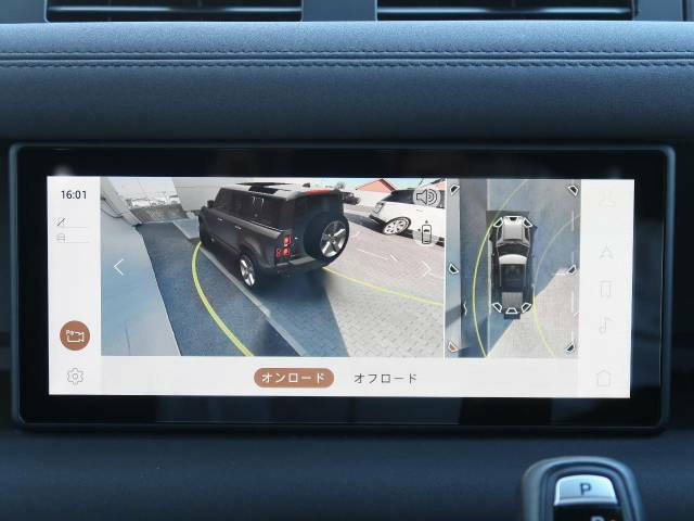 【3Dサラウンドカメラ】周囲の安全確認をアシストする機能です。3D車外ビュー、360°オーバーヘッドビューを　利用して、狭いスペースでも安心、スムーズに運転操作ができます。