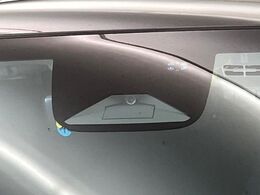 【ホンダセンシング】走行中に前方の車両等を認識し、衝突しそうな時は警報とブレーキで衝突回避と被害軽減をアシスト。より安全にドライブをお楽しみいただけます。