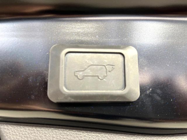 【パワーバックドア】スマートキーや運転席のボタンを押すだけでリアゲートが自動で開閉します！荷物を持っている時や、高い位置にあるバックドアを閉める際に便利な機能です♪