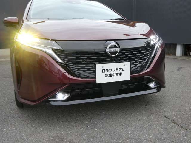 純正LEDヘッドライトは暗い夜道も明るく照らしナイトドライブをサポートいたします。